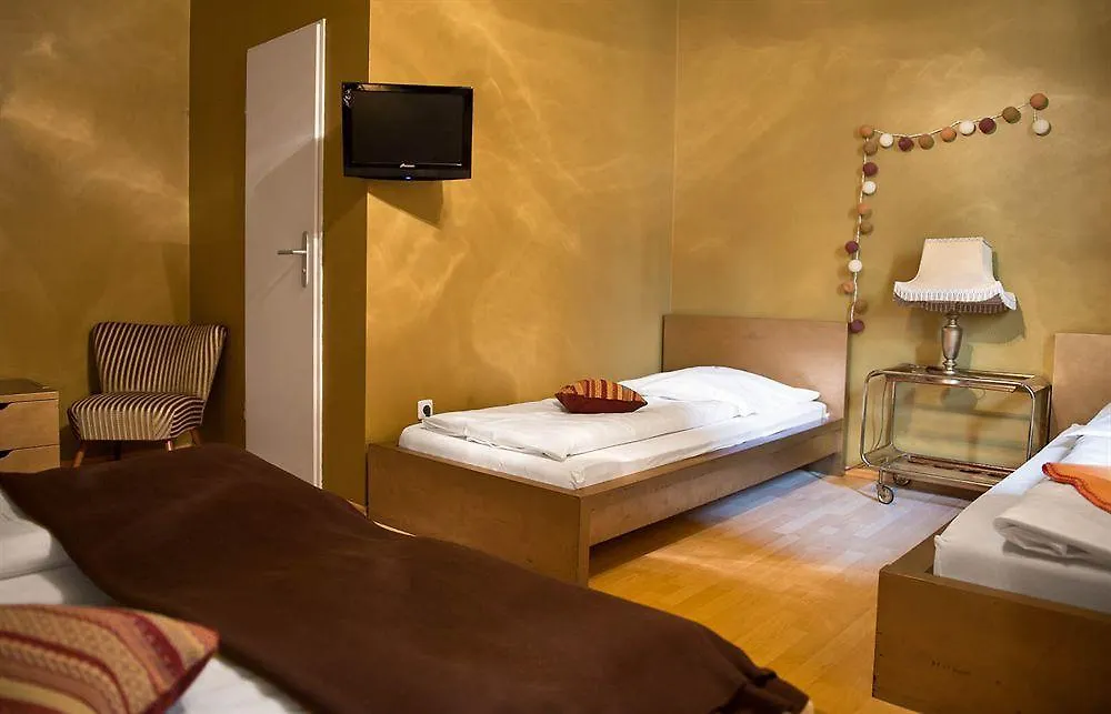Hotel Achterbahn München 3*,